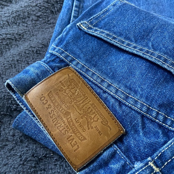 button up levi jeans . high waisted. size 2 - Picture 3 of 3